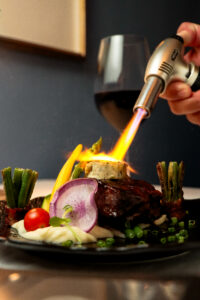 Corte de carne con mantequilla de hierbas y vegetales en Kaiser Maximilian Puerto Vallarta