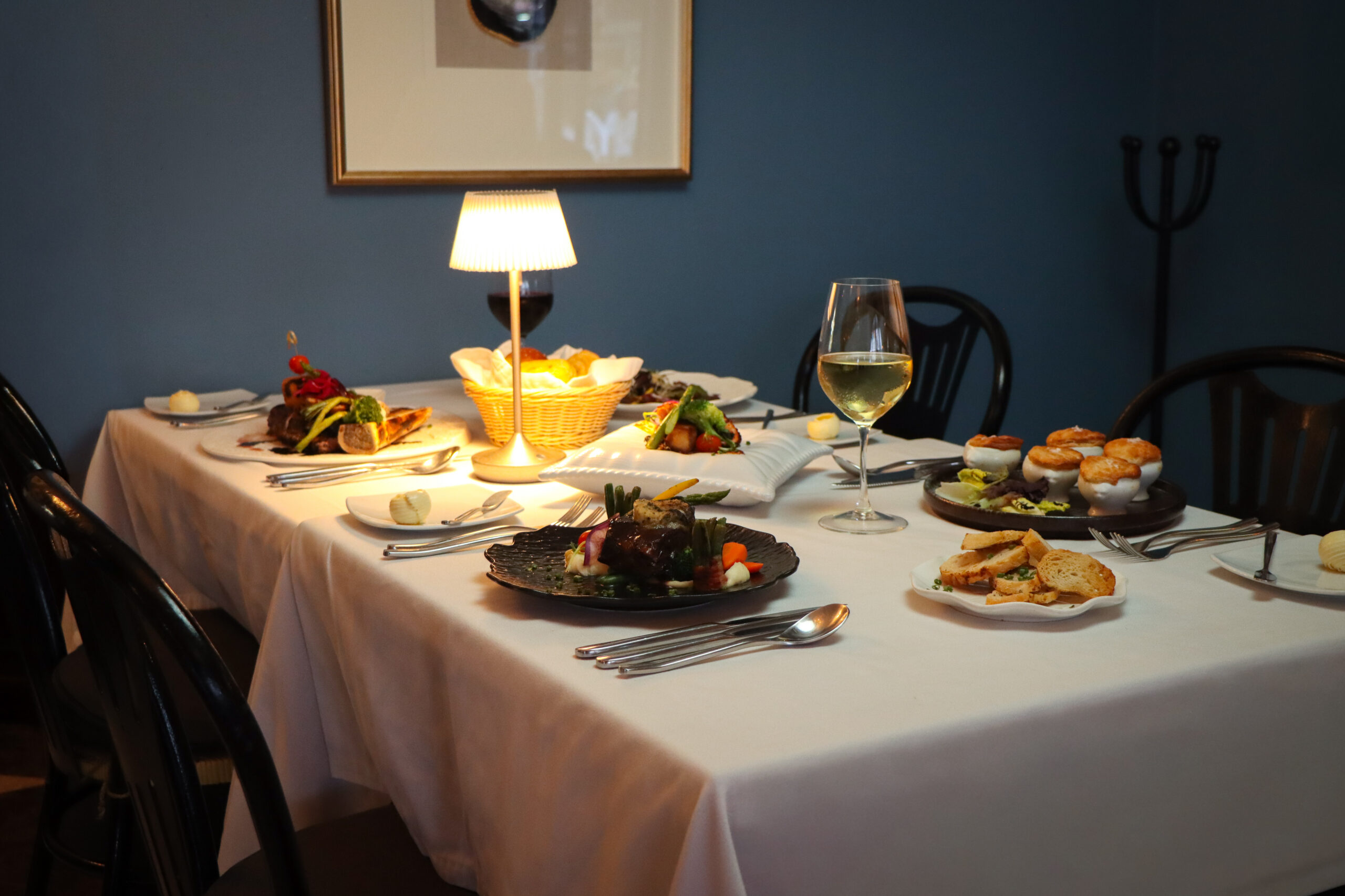 Mesa con platillos gourmet y vino blanco en Kaiser Maximilian Puerto Vallarta