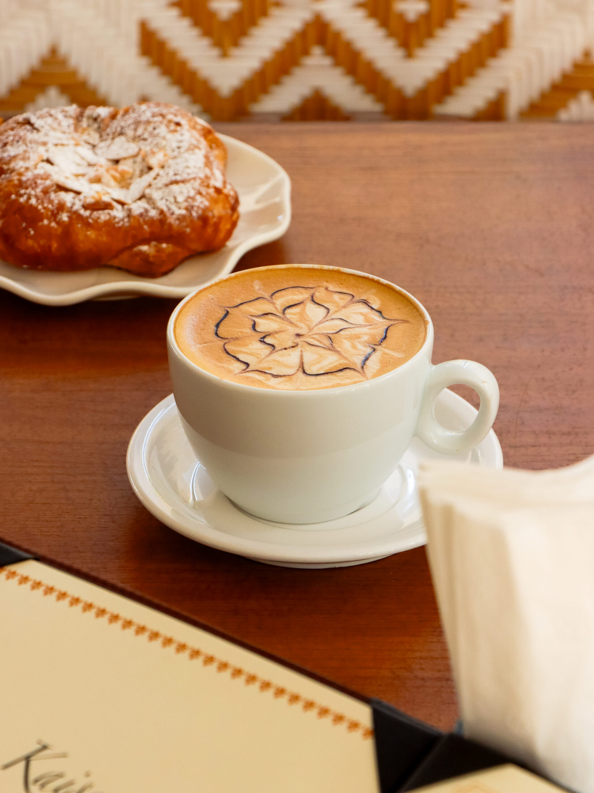 Café con arte latte y pan dulce en Espresso Maximilian Puerto Vallarta